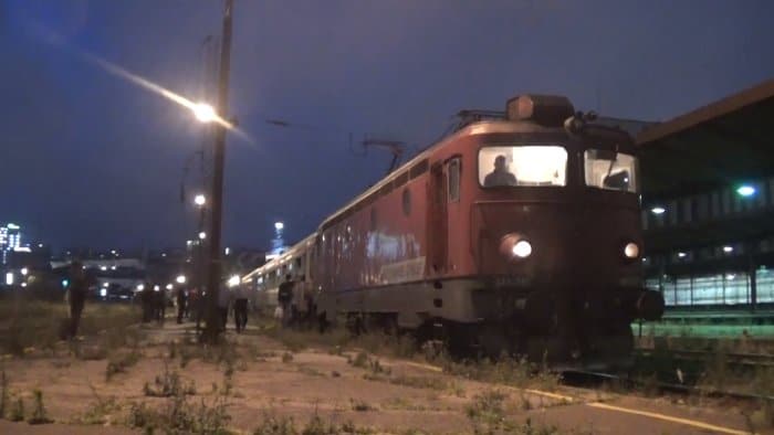 Овако је синоћ испраћен последњи Барски воз са Главне Железничке станице Београд (видео)