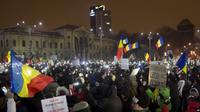 Протести у Румунији: Грађанима прекипело због корупције, упали у зграду Парламента (видео)
