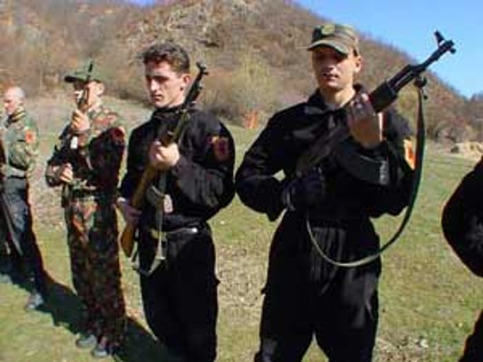 Бујановац: Терористи у црном наоружани калашњиковима препали укућане