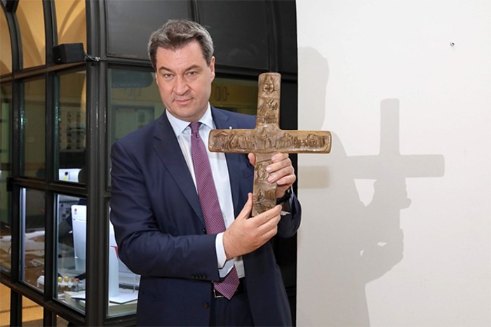 Све државне канцеларије у Баварској од 1. јуна морају имати истакнут крст на улазу