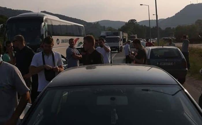 Горњи Милановац и поред жестоких полицијских претњи не одустаје од блокаде!