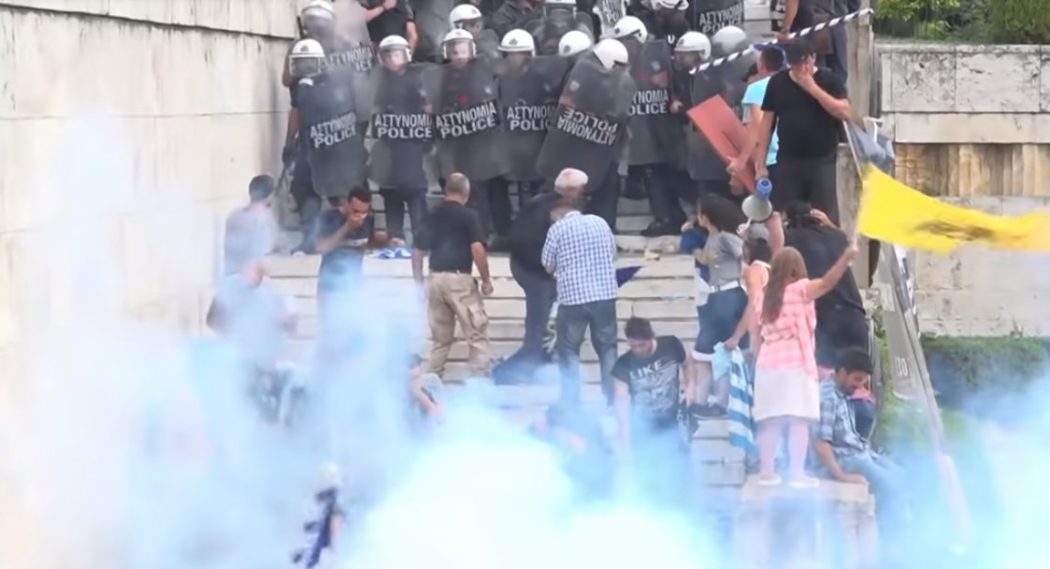 „Овде завршава Северна Македонија“: Жестоки сукоби полиције и демонстраната у Грчкој (видео)