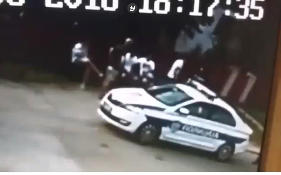 Видео снимак полицијске бруталности на блокади саобраћаја у Жупањцу (видео)