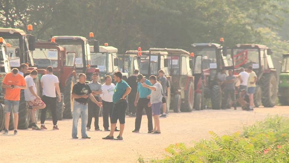 Протестна вожња пољопривредника широм Србије
