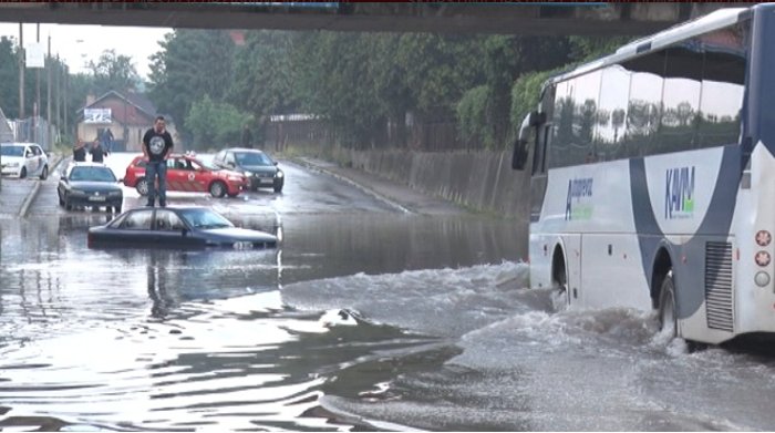 ПОТОП У ЧАЧКУ: Због обилне кише под водом градске улице, аутомобили под водом (видео)