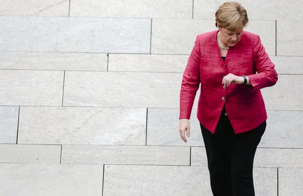 НЕМАЧКИ НАЦИОНАЛИСТИ: Ангела Меркел пада, без обзира на то колико млатара рукама