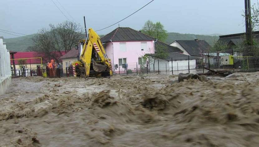 Потоп у Румунији: Вода уништава све пред собом, троје мртвих (видео)