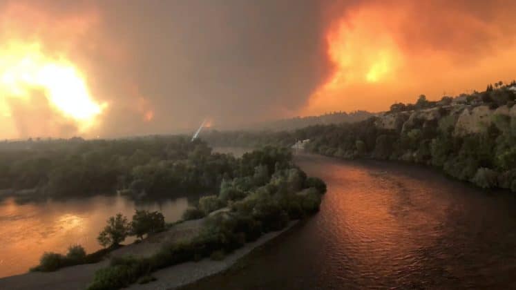 САД: Тренутно гори преко 60 огромних пожара (видео)