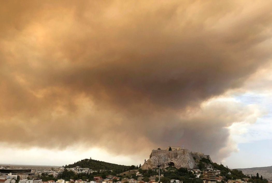 Дивљају пожари, људи беже, дим и пепео над Атином (видео)