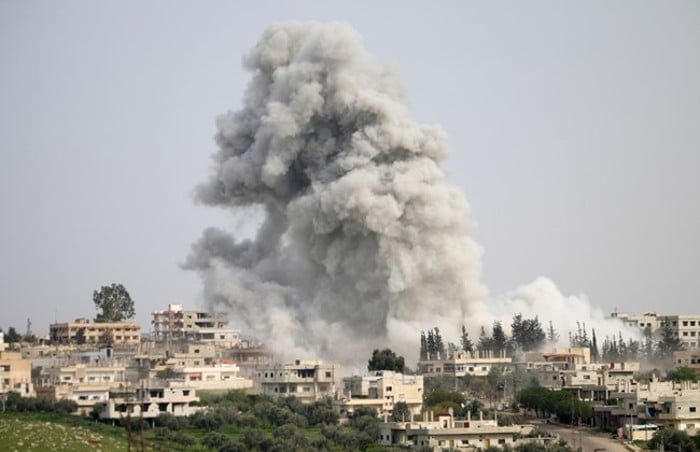 Последњи јуриш: Сиријски авиони масовно бомбардују највеће упориште терориста на свету (видео)