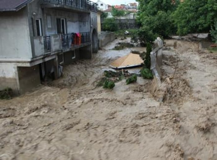 Поплаве и у Врању, Горњем Милановцу, Љигу! Вода носи све пред собом (видео)