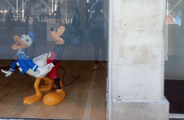 Мики Маус гузи Пају Патка у излогу Српског културног центра у Паризу!