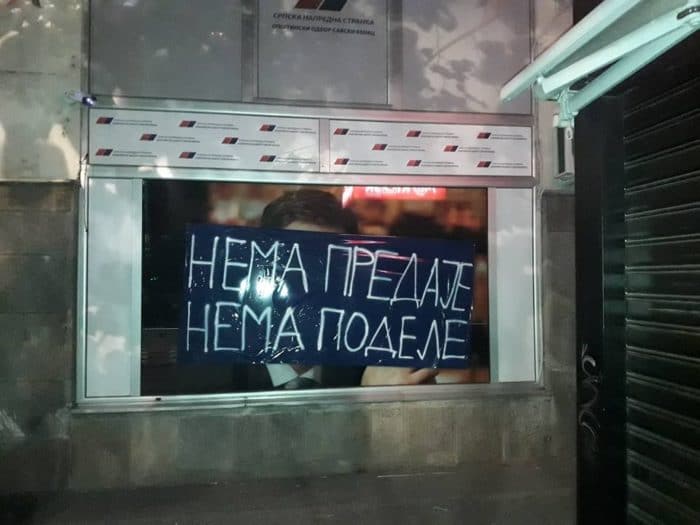 „НЕМА ПОДЕЛЕ, НЕМА ПРЕДАЈЕ” – преко Вучића на просторијама СНС-а у Београду!