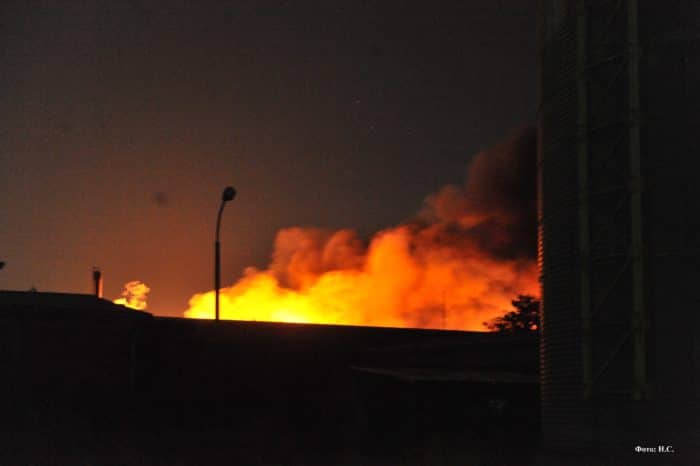 ГОРИ ПКБ – Ватрогасци се сатима боре са пожаром, људи се гуше од дима