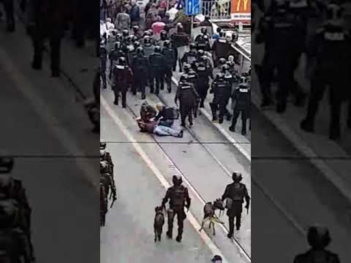 Сукоб на улицама Сарајева: Стотине ветерана у тучи са полицијом (видео)