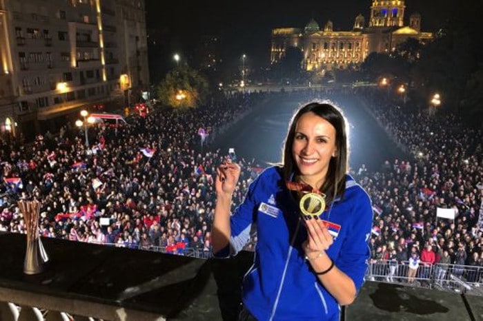 РТС цензурисао говор одбојкашице Милене Рашић са „балкона шампиона“, у ком је упутила поздраве за РС, Црну Гору и послала „сву љубав овог света за своје Косово“?!