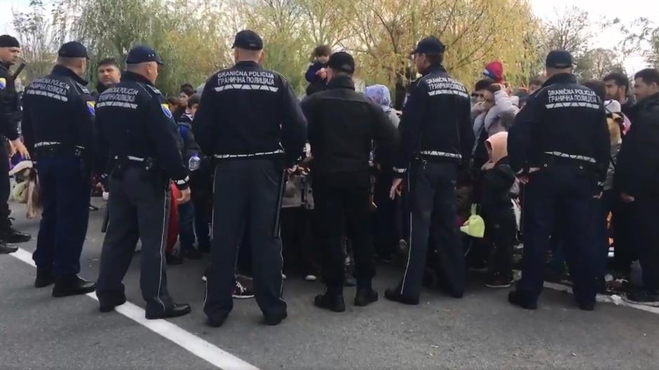 Бихаћ: Мигранти пробили кордон, хрле у Хрватску - има повређених (видео)