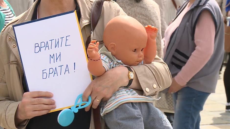 Мајке покрадене и киднаповане деце испред парламента, власт им поручује - законом до истине о несталим бебама
