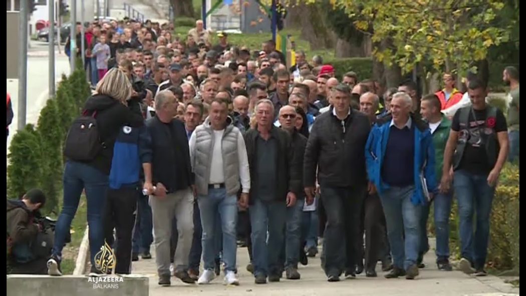 Велика Кладуша: Масовни протести локалног становништва због хаоса који праве мигранти (видео)