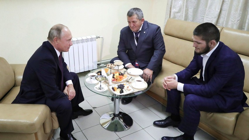 Путин честитао Нурмагомедову: Сви ми Руси можемо тако да скочимо да неће знати шта их је снашло (видео)