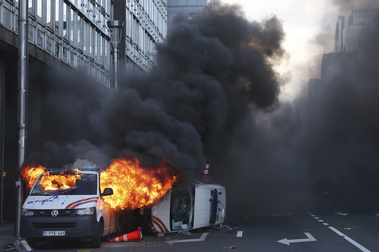 Жестоки сукоб народа са полицијом у Бриселу (фото, видео)