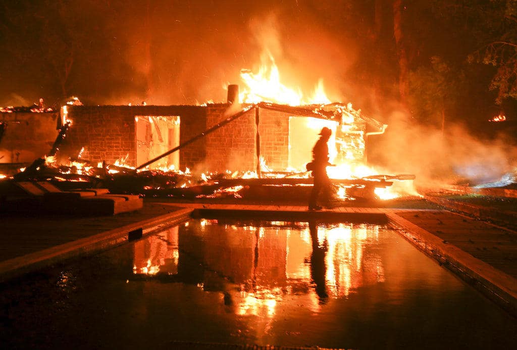 Број жртава пожара у Калифорнији порастао на 56, 130 нестало (видео)
