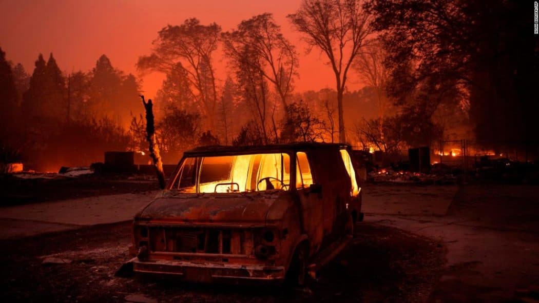 Гори Калифорнија: Има мртвих, уништено на хиљаде објеката, евакуисано 157.000 људи (видео)