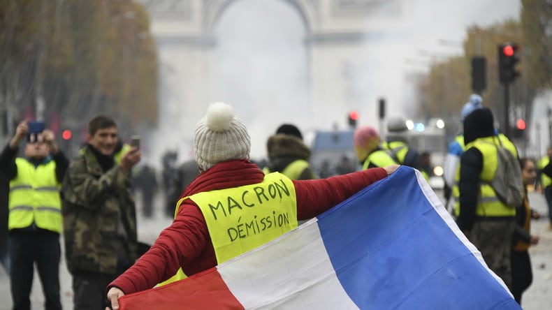 Француска: "Жути прслуци" захтевају смањење свих пореза и стварање "грађанске скупштине"
