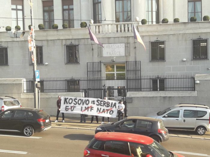 ЗВАЛИ ПОЛИЦИЈУ ЗБОГ „КОСОВО ЈЕ СРБИЈА”: Српске патриоте испред Амбасаде Француске