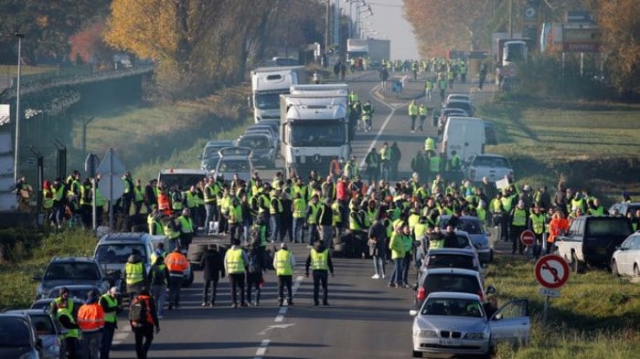 Због високих цена горива Париз на ногама: Демонстранти узвикују „диктатор Макрон“