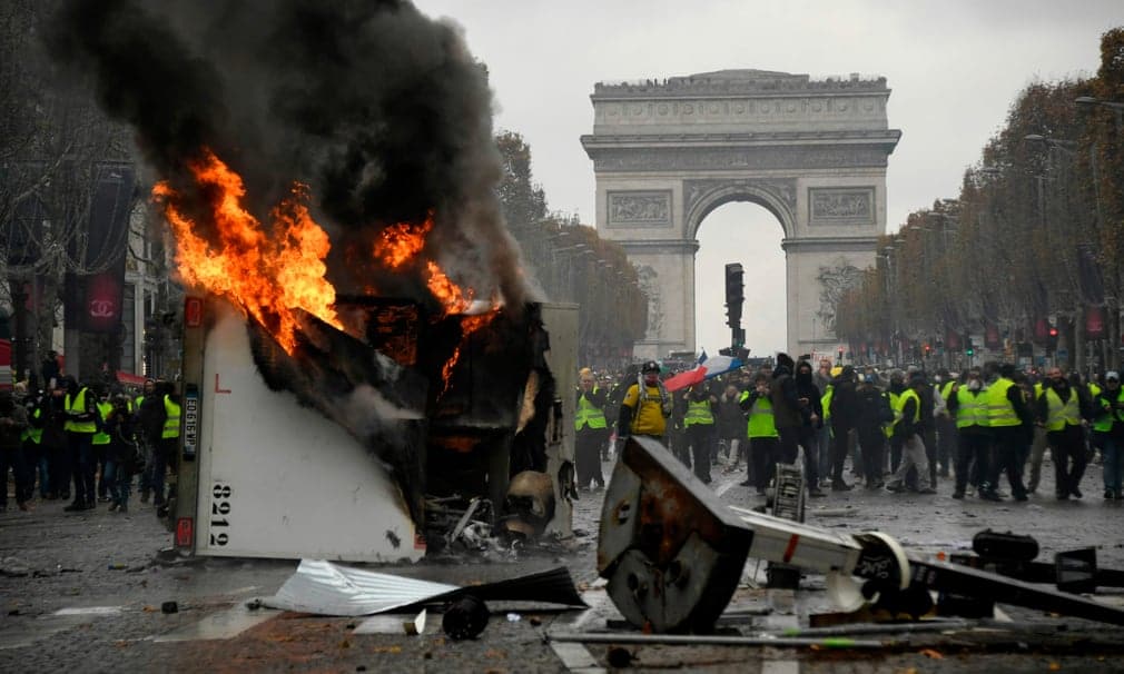 ЖЕСТОКИ ПРОТЕСТИ: У току је прави рат на улицама Париза (видео)