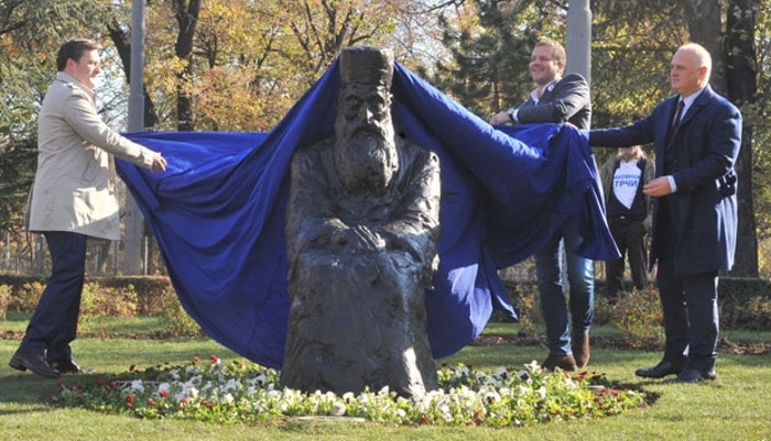 Београдски напредни идиоти су превазишли себе: споменик Патријарху Павлу изгледа ужасно! (видео)