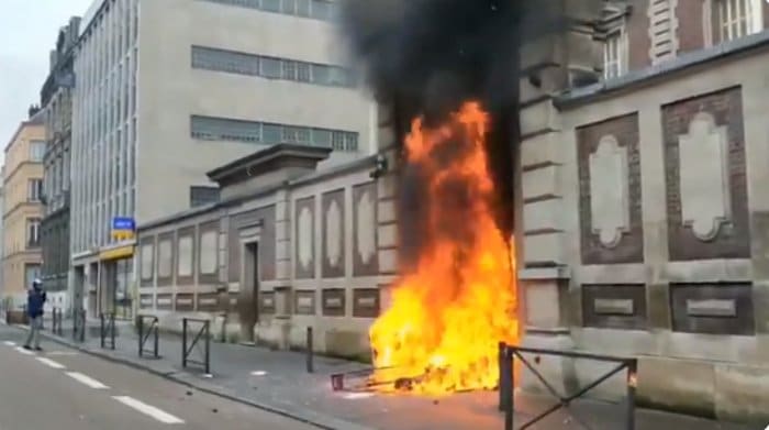 Париз: "Жути прслуци" запали улаз у Француску централну банку (видео)