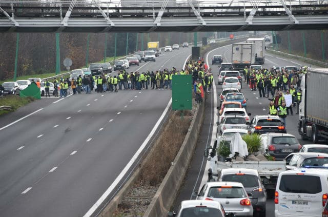 Жути прслуци блокирали десетине кружних токова широм Француске