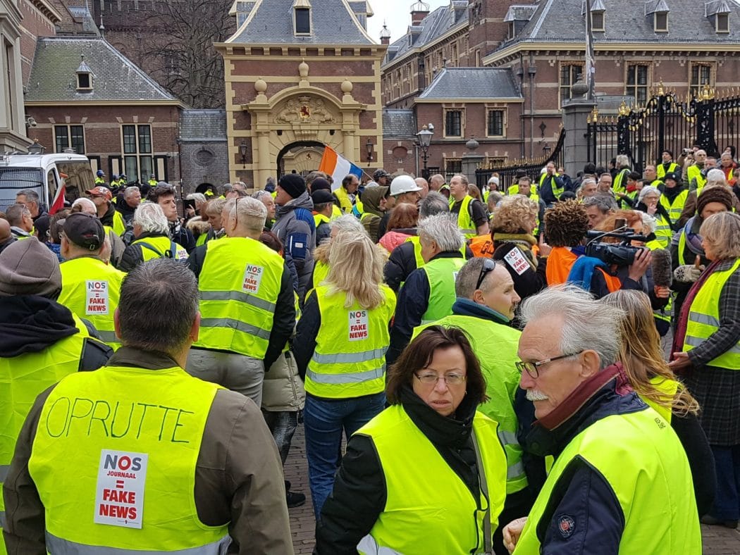 Холандија: Жути прслуци протестују и испред холандске владе! (видео)