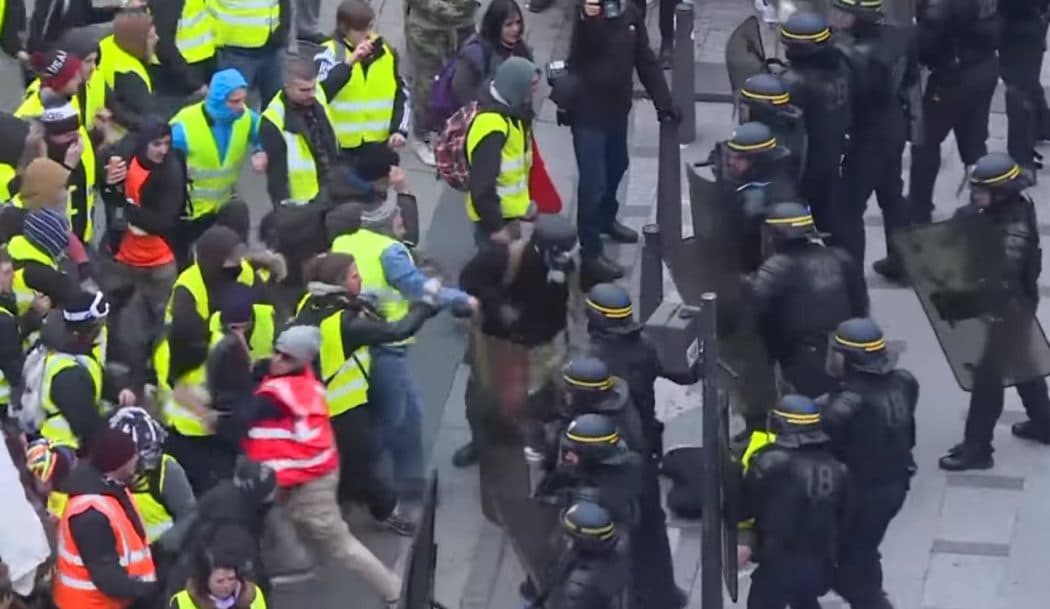 Француска је на ивици опште побуне и устанка народа (видео)