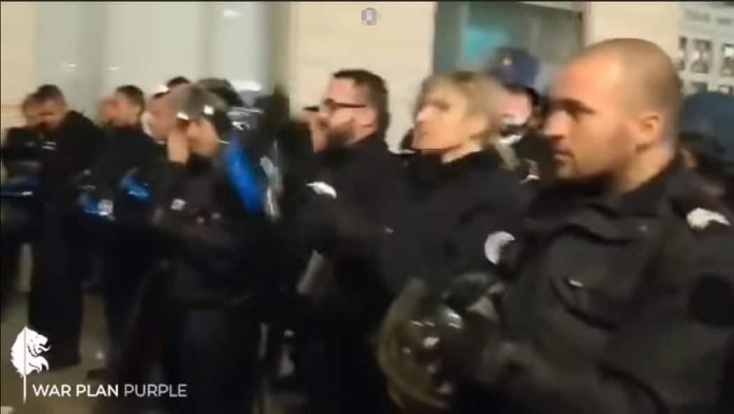 Француска полиција одбила послушност Макрону, подржала протесте! (видео)