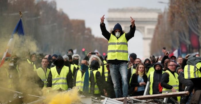 Француски глобалисти у паници забрањују протесте на Шанзелизеу!
