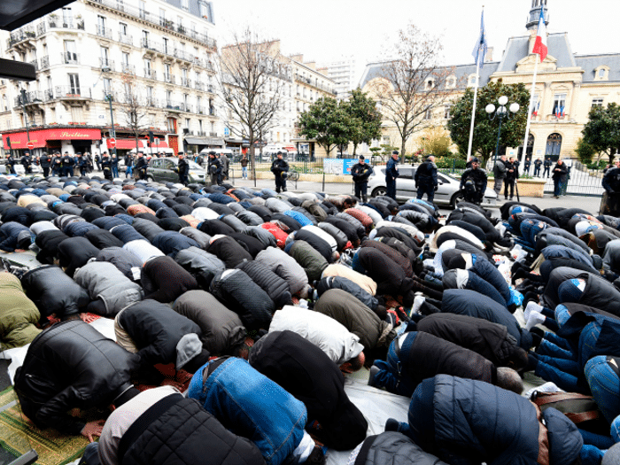 Прети ли Старом континенту исламизација: Европа на коленима пред мигрантима