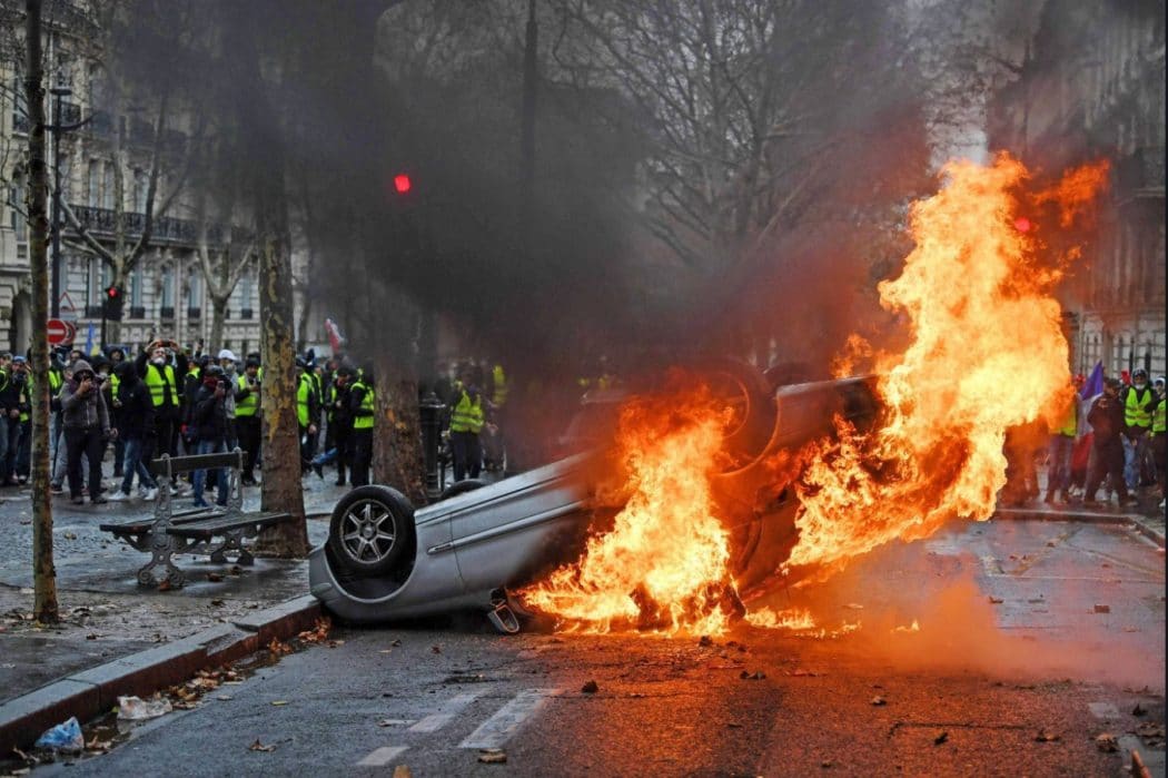 Поново немири у Паризу: Сузавац против "жутих прслука", 120 особа ухапшено (видео)