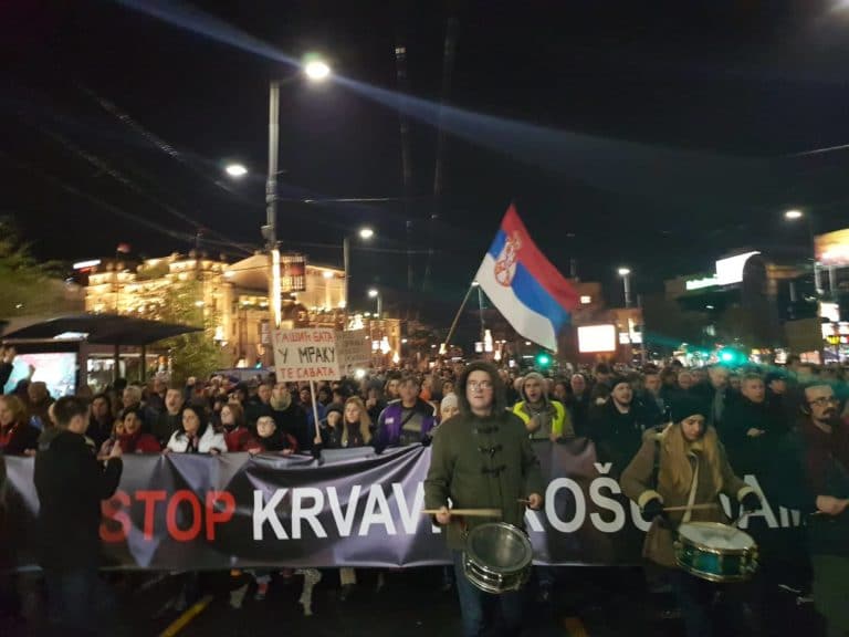 Београд: Више хиљада демонстраната на протесту "Стоп крвавим кошуљама" (видео)