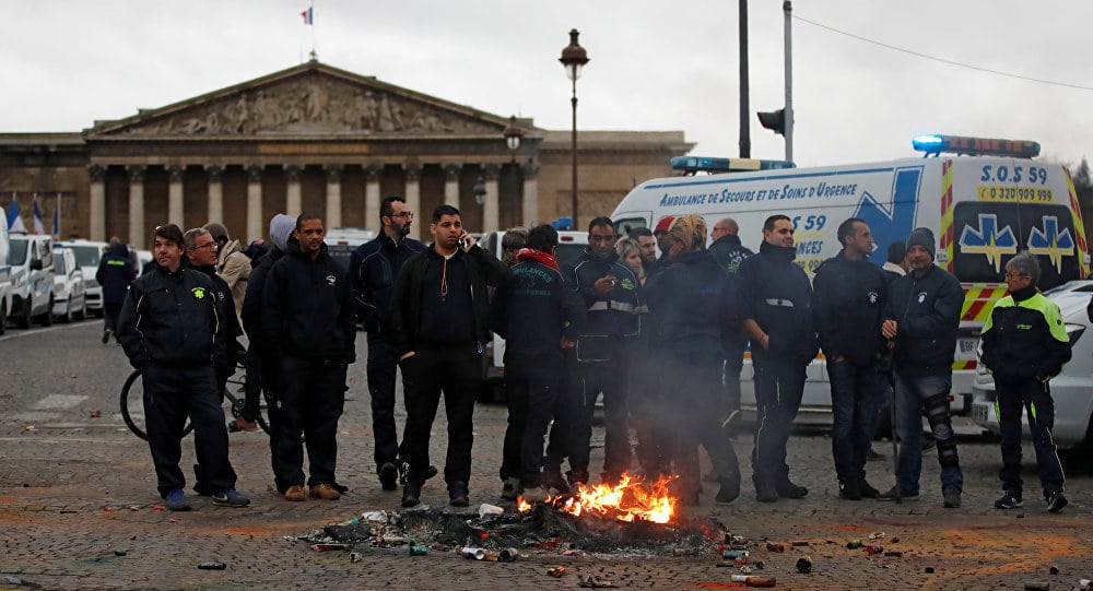 Француска: Протести се шире, хитна помоћ штрајкује, стотине школа затворено...(видео)