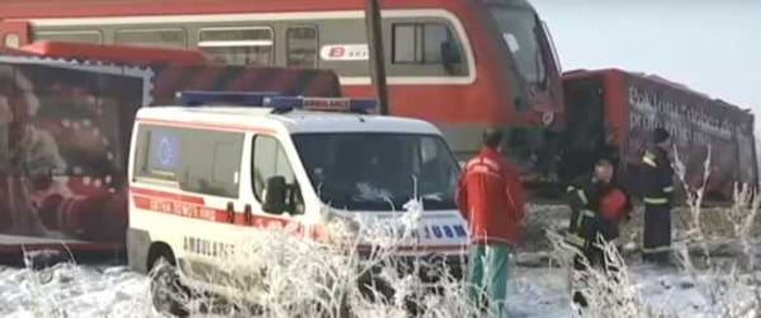 Ниш: Воз преполовио аутобус, најмање петоро погинулих, страдала и деца! (фото, видео)