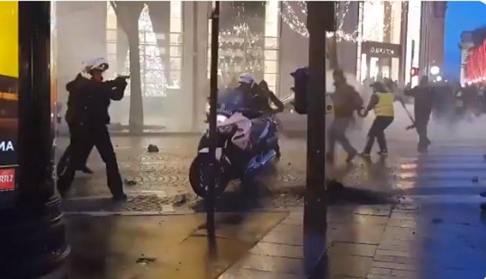 Париз: Француска полиција у паници потеже ватрено оружје на "Жуте прслуке" (видео)