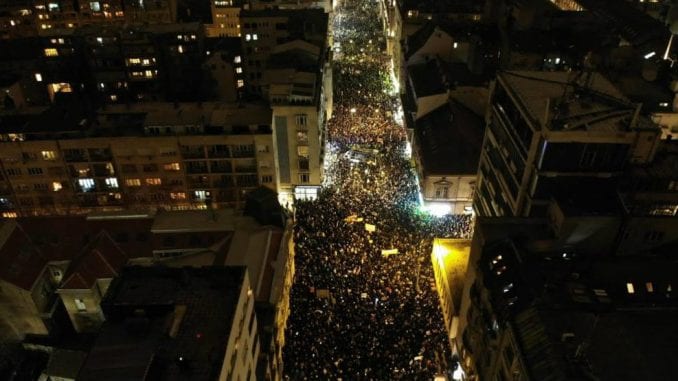 Протест опозиције у Београду све масовнији (видео)