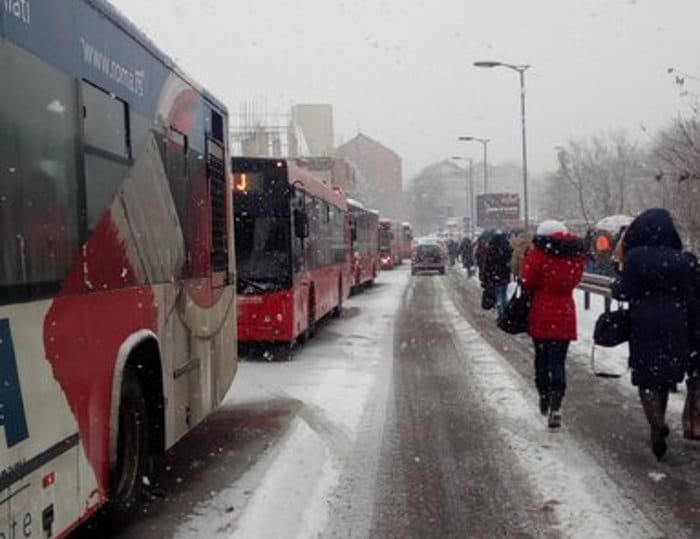 Хаос у Београду због снега, обустављен саобраћај