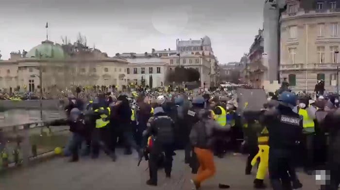 Жестоки сукоби народа са полицијом широм Француске (видео)