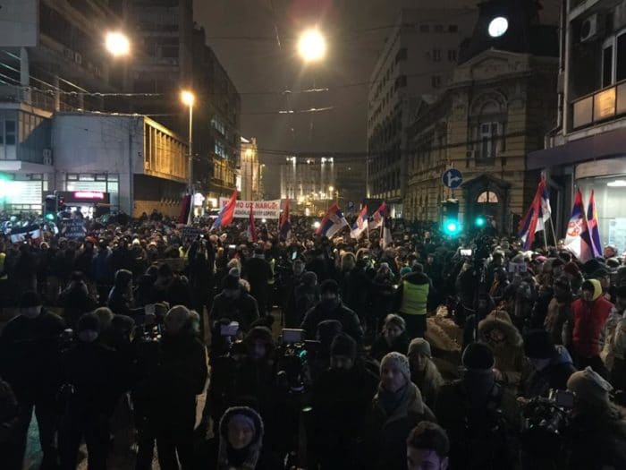 Београд: Протести у Београду из недеље у недељу све масовнији! (видео)