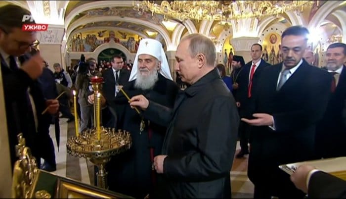 Вучић моли патријарха да замоли Путина да се обрати окупљеном народу! (видео)