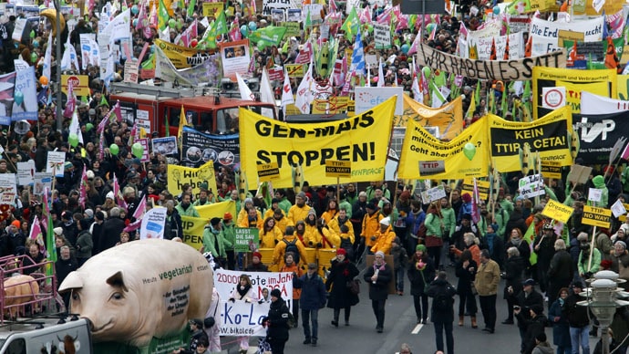 У Немачкој протест пољопривредника, траже здраву храну (видео)